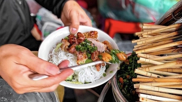 Bún chả que tre thuộc những món ăn trưa quận 1 được yêu thích nhất