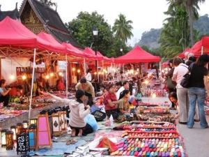 Ghé các chợ trung tâm để lựa quà lưu niệm