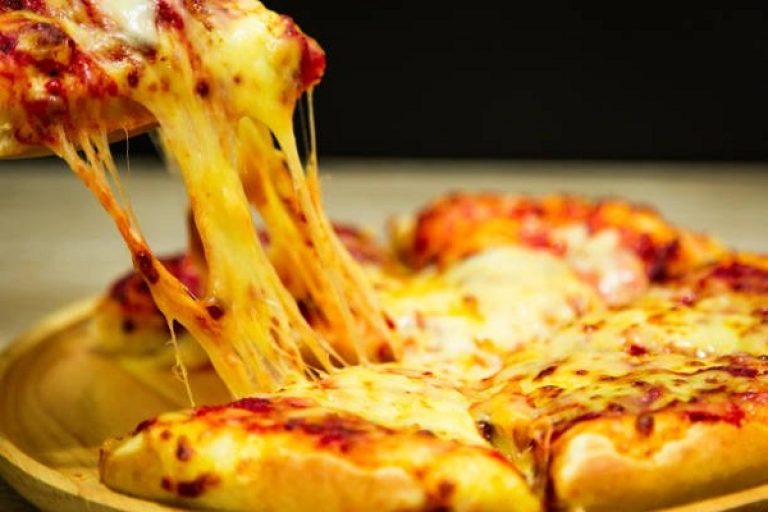 Cách làm pizza xúc xích thơm ngon đơn giản với 5 bước tại nhà