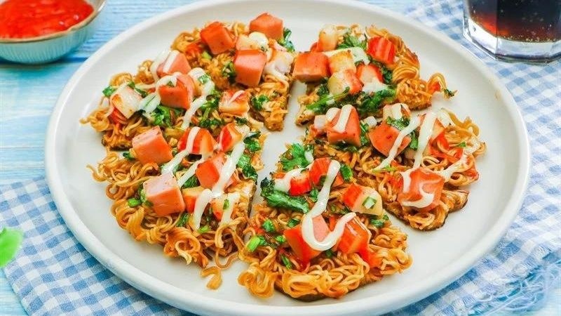 Cách làm pizza mì tôm topping trứng và xúc xích dễ nhất 2023