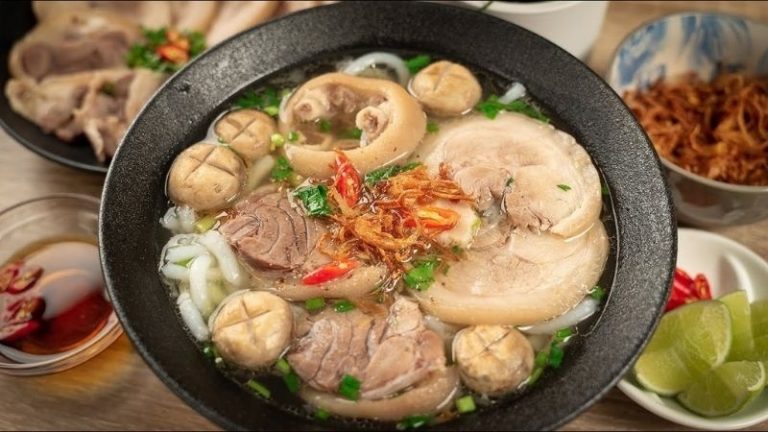 Cách nấu bánh canh giò heo thơm ngon với công thức dễ tại nhà