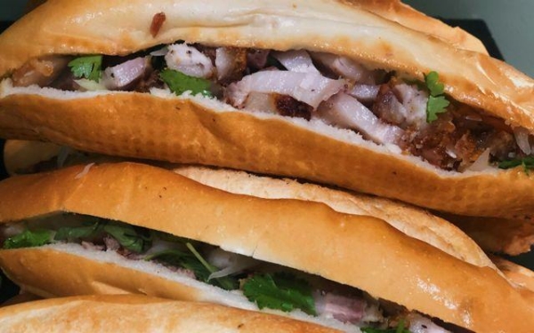 10+ Quán bánh mì heo quay Sài Gòn: Ngon, Nổi tiếng nhất